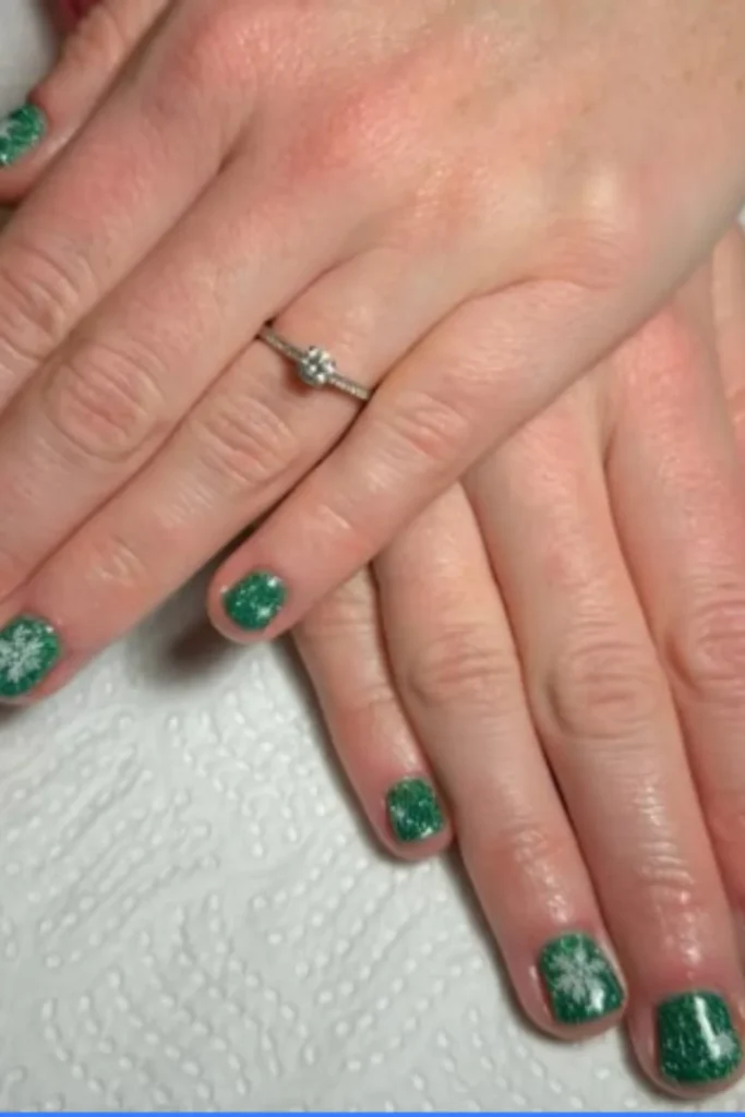 Sparkly Grinch Tips
